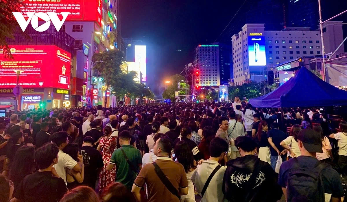 People flood downtown Ho Chi Minh City to welcome New Year 2025